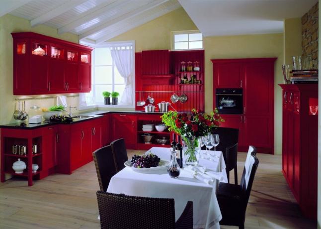 Kuchyň v červených barvách. Foto zdroj: 4studios.ru
