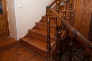 Dřevěné schody v domě a nedávají se na ně v průběhu času,