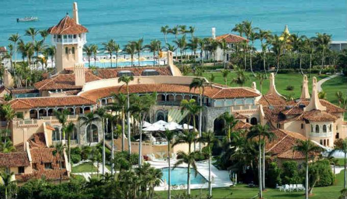 Mar-a-Lago v Palm Beach. Private Club hotel. Řekněme, že se odhaduje na 200 milionů. $. To je zisk ve výši $ 15 milionů. Dolarů za rok. (Image Source - Yandex-obrázky)