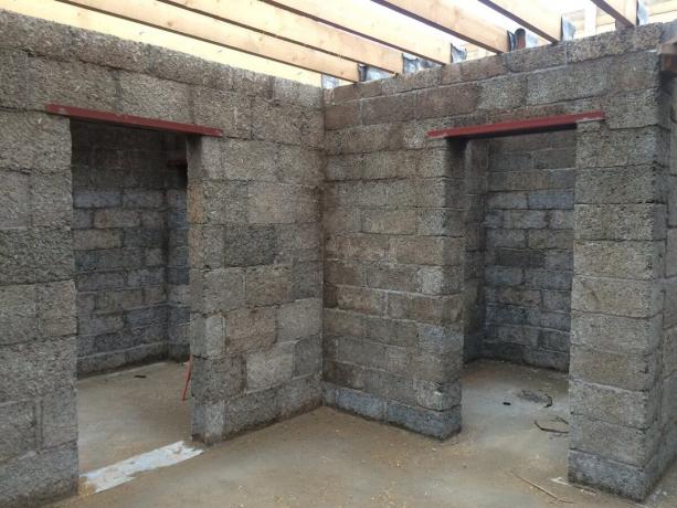 Vnitřní příčky vany ze dřeva a betonových bloků (200 mm).