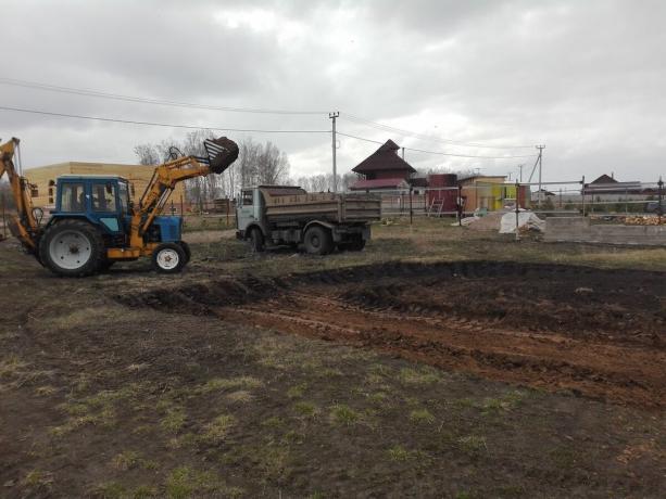 Foto 18.05.2018g. Země již rozmrazené. Proces vyrovnávání pad začala.