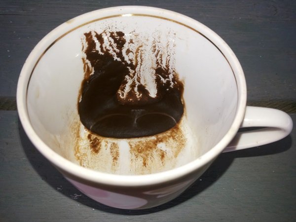 Kávová sedlina jako způsob, jak přilákat červy
