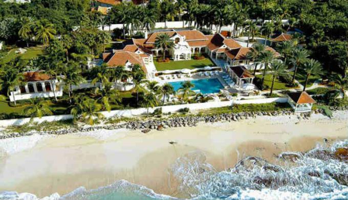 Le Chateau de Palmer v St. Maarten. 45 Americký prezident sám sebe nazývá tuto vilu, „řekl jeden z největších soukromých rezidencí na světě.“ Cena pronájmu za údery je 28000 Americké peníze. Nájem je možný po dobu nejméně 5 dnů. (Image Source - Yandex-obrázky)
