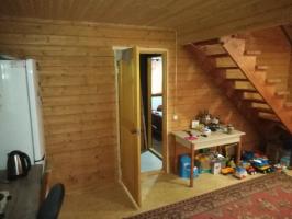 Žijící v dřevěném domě, pohodlně a levně, proč bychom měli mít strach z tmavých prvků v interiéru