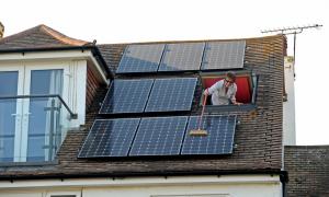 Solární panely v ekologických domech budoucnosti se stává nutností, nikoli luxusem