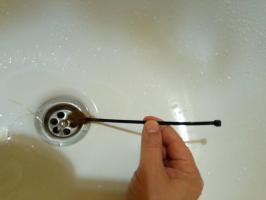 Jednoduchý, ale velmi účinný způsob, jak vyčistit mozků v koupelně vlasů bez stahování sifon.