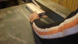 Jak vyrobit tenké, rovnoměrné tloušťky pásek pomocí kotoučové pily