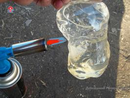 Je možné ohřívat vodu v plastové láhvi s otevřeným ohněm. Rozhodl jsem se zkouškou