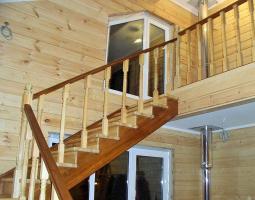 Nabízí design a konstrukci schodiště v soukromých domech