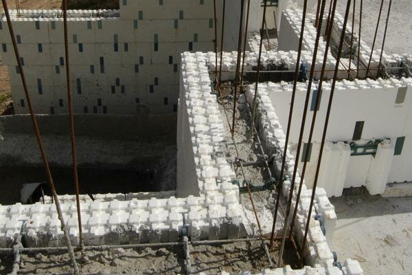 Proces plnění dutin betonem