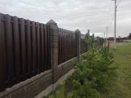 Konečná podoba plotu bloků „promyje Concrete“ a metalloshtaketnika