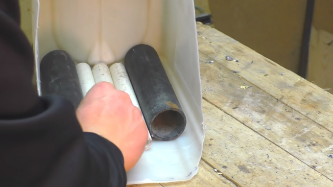 Proces instalace plastového potrubí v nádobce. Zdroj: https://www.youtube.com/watch? v = 5VGl8hqwWjk