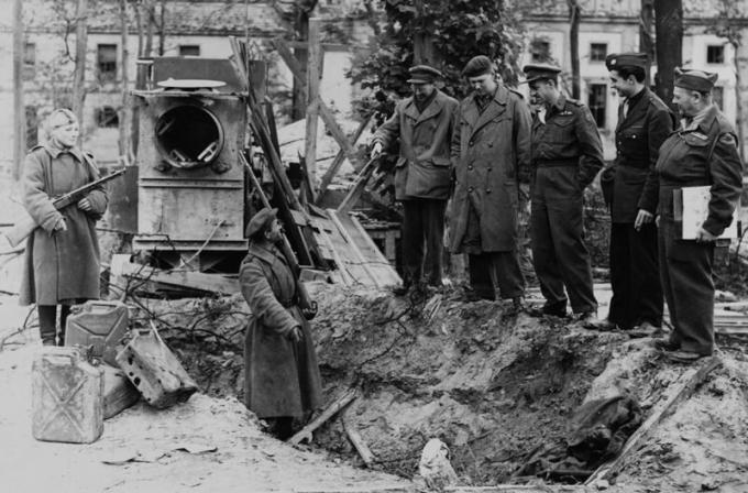 Jáma, kde byl pohřben Führer a plechovek ven benzínu. květen 1945