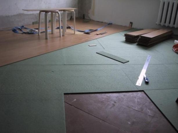 Oteplování podlahy, foto: plotnik20.umi.ru/images/cms/data//hvoynaya_podlozhka.jpg