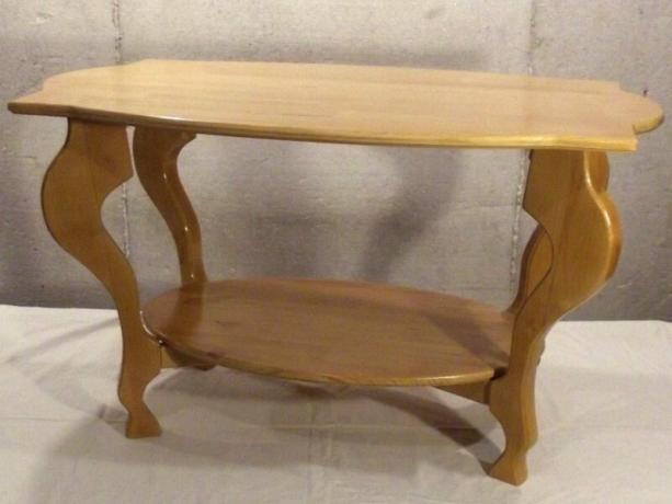 konferenční stolek vyrobený z borovice