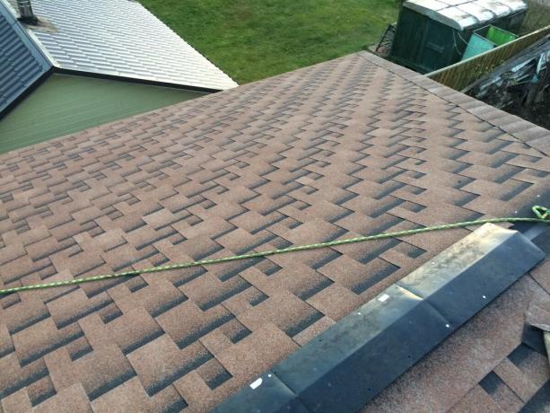 Instalace ventilačního hřebene pro měkké střechy.
