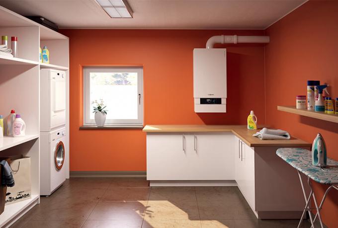 Plynový kotel vepsán do oranžovo-bílý interiér