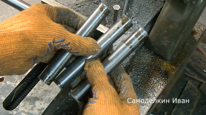 Proces vytváření autora polotovarů kovové trubičky