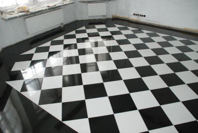 podlaha lemovaná diagonálně opticky rozšiřuje prostor.