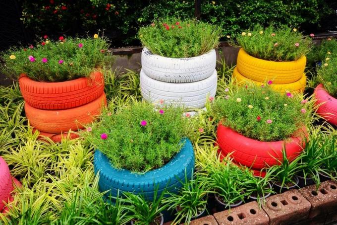 Nejčastější využití pneumatik v zemi - s květinovým záhonem květin