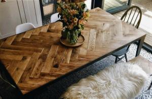 Může banální dřevěný stůl, stane chloubou v interiéru? Snadno. 6 původní DIY nápady