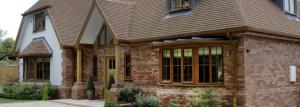 Nabízí montáž oken v kamenných a dřevěných roubených domů