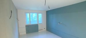 Opravy v bytě: úzký obývací pokoj, který dělal na povrch a na konci byly uspořádány