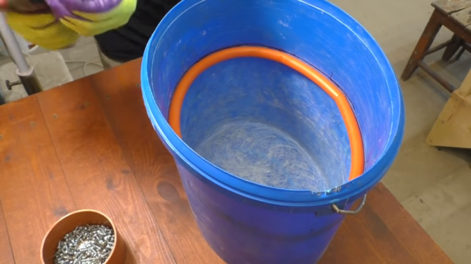 Příprava starý kbelík vytvořit vakuum s vlastníma rukama za garáž