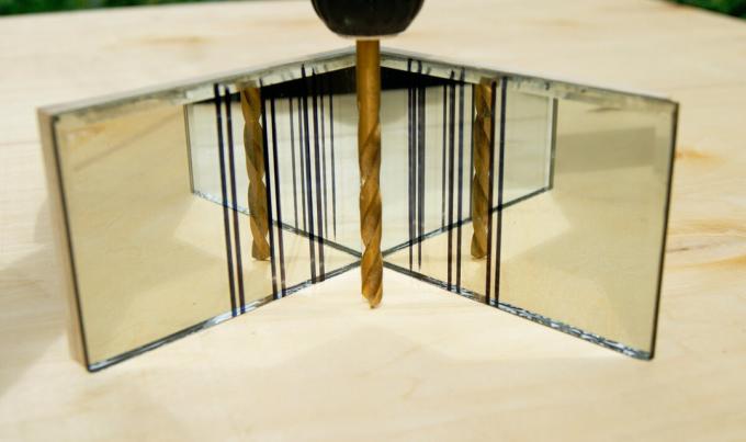 Dvě zrcadla se zářezy - domácí vyrobené zařízení pro vrtání děr v pravém úhlu