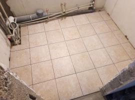 Oprava koupelny: řada dlaždic na podlahy a stěny. Potýkají s nedbalostí zaměstnance