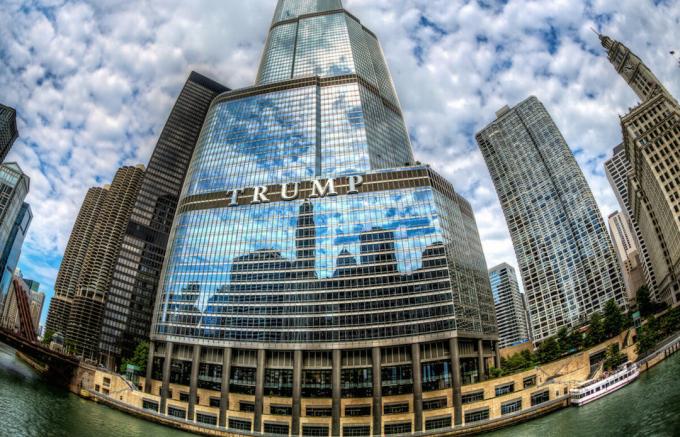 To je budova, kde Trump apartmán zabírá 3 podlaží v nástavbě na horních patrech. (Image Source - Yandex-obrázky)