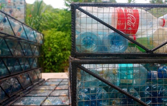 V jednom domě vývojáři trvalo 10 tisíc. plastových lahví.