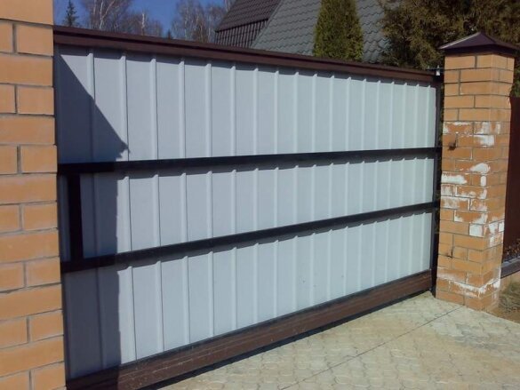 Sendvičové panely na posuvná vrata mohou být instalovány pouze v garáži, vstupní brány, tento materiál se nedoporučuje.