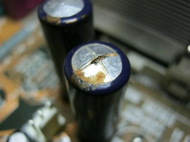 Vadný kondenzátor - hlavní příčinou selhání zařízení