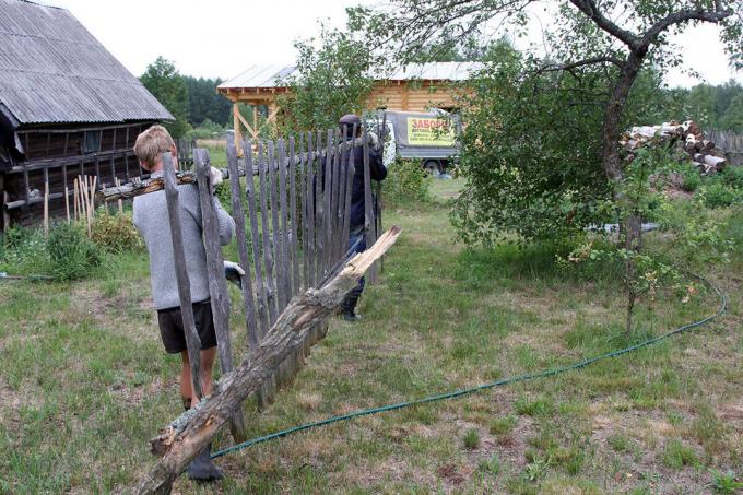 rozebráno jsme starý dřevěný plot.