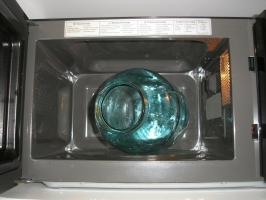Sterilizovat sklenice pro polotovarů v mikrovlnné troubě: spolehlivé a rychlé