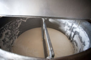 Postupně se přidává mléko kvašené mléčné syrovátky. Po smíchání se obsah balit. 